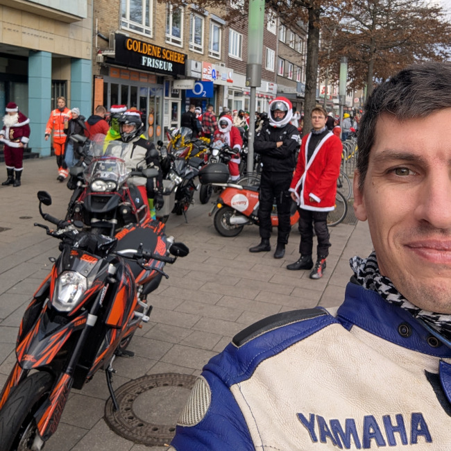 Hauptbild: Ich, konzentriert bei der Arbeit als Weinachtsmann